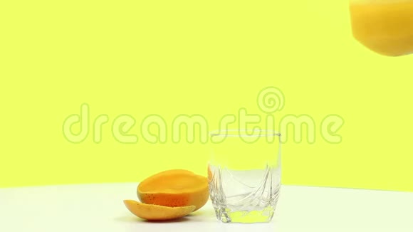 黄色背景下的芒果汁视频的预览图