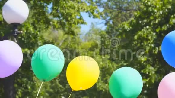 风中的多色气球视频的预览图