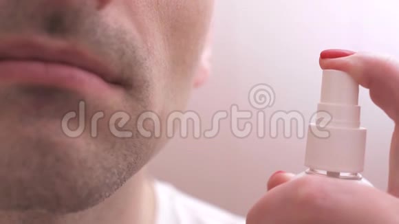 一个男人刮脸后用润肤霜照看他的皮肤视频的预览图