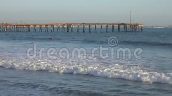 加州文图拉码头观景台和冲浪者在午后漫步视频的预览图
