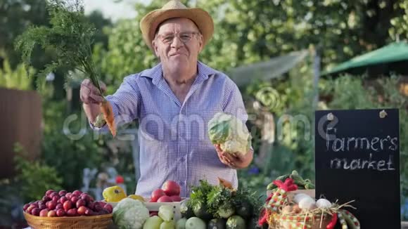 一位年迈的农夫正在农贸市场卖蔬菜视频的预览图
