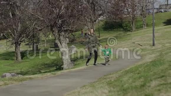 家庭年幼的母亲和儿子喜欢在公园散步视频的预览图