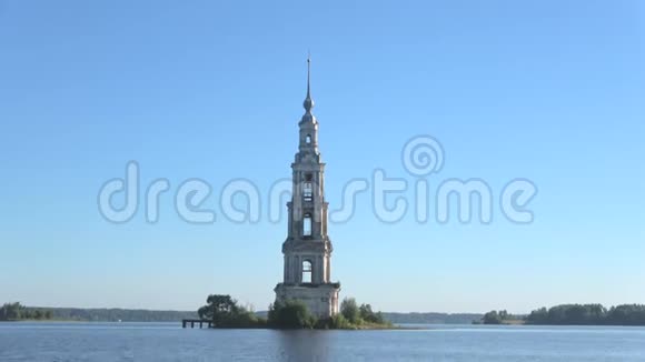 7月上午圣尼古拉大教堂被淹的钟楼景观Kalyazin视频的预览图