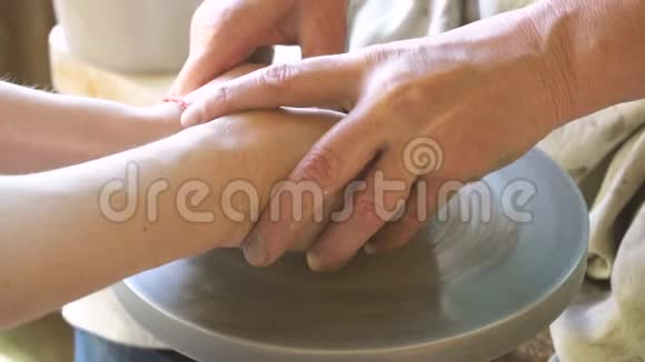 女人在陶轮上做杯子视频的预览图