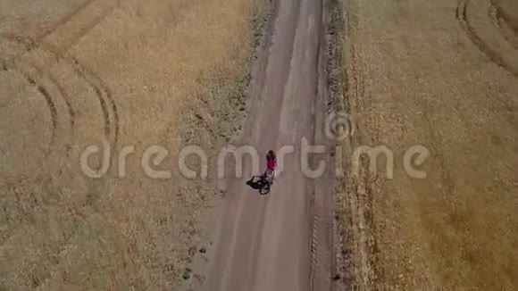 骑自行车的女孩视频的预览图