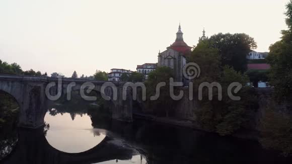 鸟瞰葡萄牙镇古拱桥视频的预览图