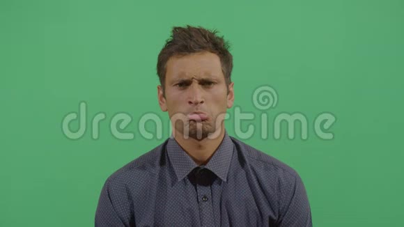 成年男子撅嘴的面部表情视频的预览图