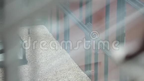 新郎男鞋站在婚礼前的台阶上视频的预览图