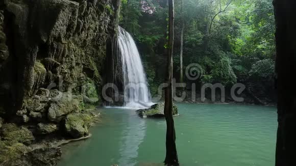 人们在埃拉万国家公园和埃拉万瀑布瀑布以西的泰国埃拉万瀑布视频的预览图
