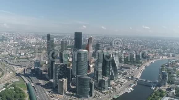 美丽的莫斯科商务中心现代化摩天大楼和莫斯科河在炎热的夏日蓝天上的空中景色视频的预览图