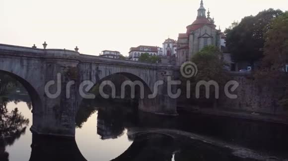鸟瞰葡萄牙镇古拱桥视频的预览图