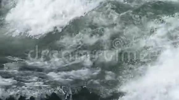 在海浪上冲浪慢动作4视频的预览图