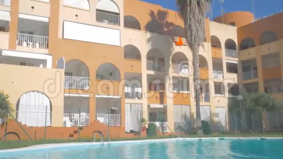 室外游泳池蓝水背景是阳光明媚的夏日视频的预览图