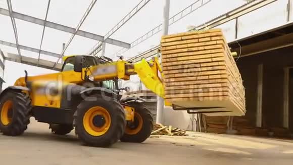 一辆推土机把木柴送到仓库一辆工厂里的叉车一辆工厂里的大黄叉车送一辆视频的预览图