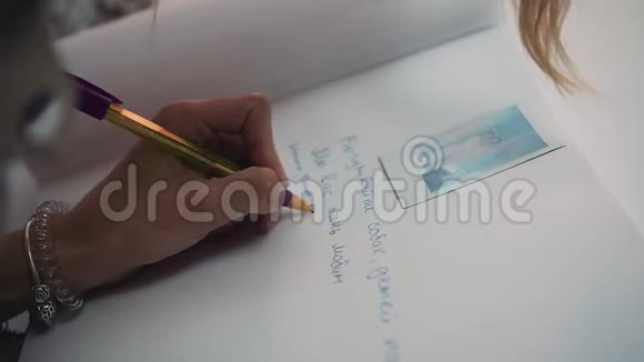 女孩用钢笔写在白纸上快关门视频的预览图