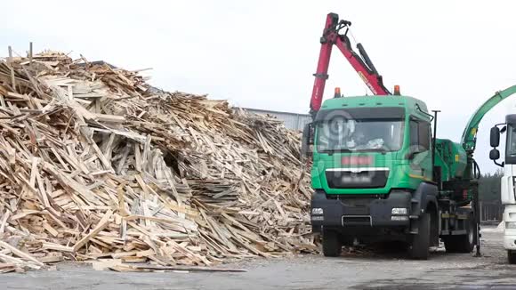 锯末磨木的过程柴禾回收机碎碎机分支视频的预览图
