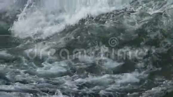 在海浪上冲浪慢动作3视频的预览图