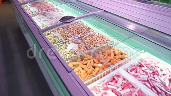 冷冻虾贻贝和蟹棒在冷藏柜台大鱼市场视频的预览图