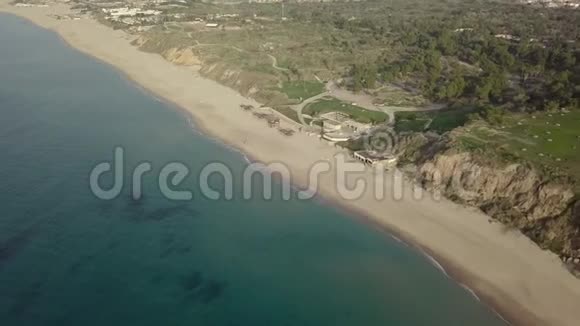 带公园梗塞的空季海滩海岸线景观视频的预览图