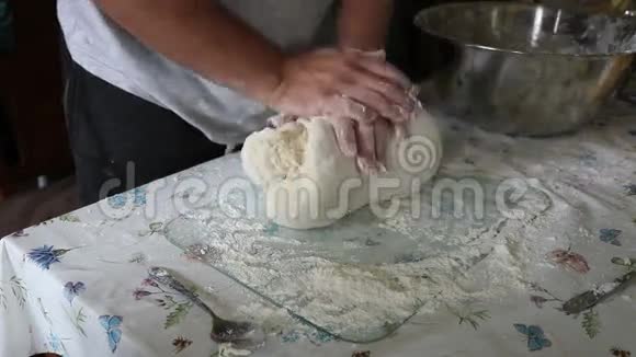 手捏面包面团视频的预览图