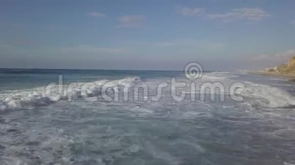 以色列地中海海岸风暴冲浪视频的预览图