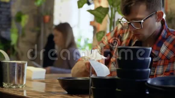 服务员用餐巾纸擦拭一个碗和一个盘子然后拿给顾客视频的预览图