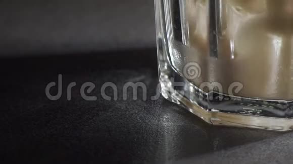 杯子里的可乐和冰视频的预览图