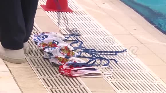 水球帽在游泳池周围布置视频的预览图
