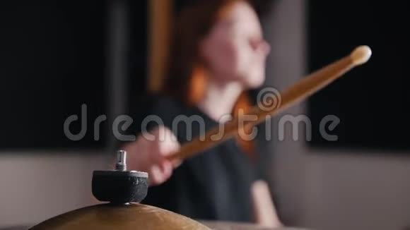 夜店音乐性感迷人的女孩打击乐鼓表演摇滚视频的预览图