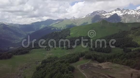 阿布哈兹山区有公路石头水流的绿谷视频的预览图