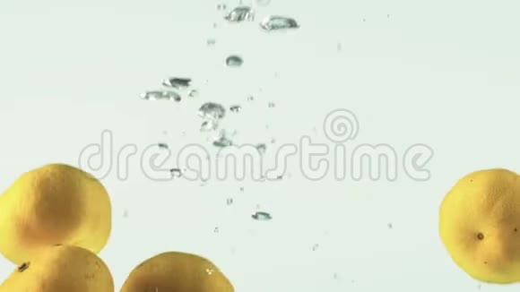 白色背景下的小橘子水果会掉水视频的预览图