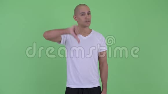 愤怒的秃头男人竖起大拇指视频的预览图