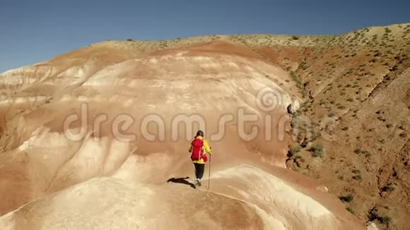 徒步旅行的女人用登山杖爬山空中山景美丽的山景观医生视频的预览图