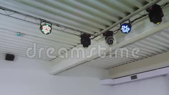 固定在农场天花板上的迪斯科灯装置和餐厅内部总体规划视频的预览图