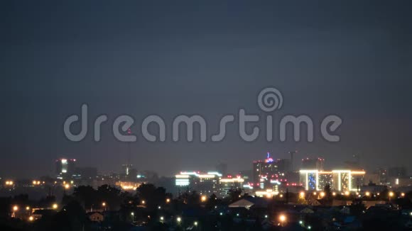 时光飞逝城市景观霓虹灯下的夜城云彩视频的预览图