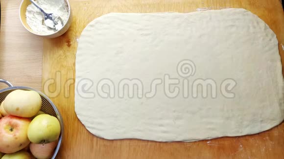 面包师的手把肉桂撒在面团上做馅饼视频的预览图