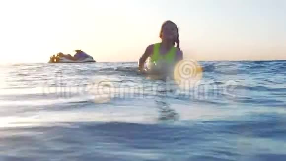小女孩在海里奔跑视频的预览图