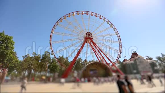 人们走在摩天轮附近这是一个巨大的现代摩天环观察轮视频的预览图