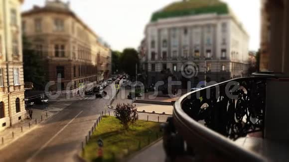在旧城镇市场广场上鸟瞰乌克兰波兰历史名城视频的预览图