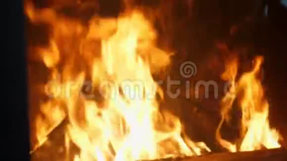 特写房子里放着木头的壁炉家里被火炉壁炉加热壁炉里的火视频的预览图