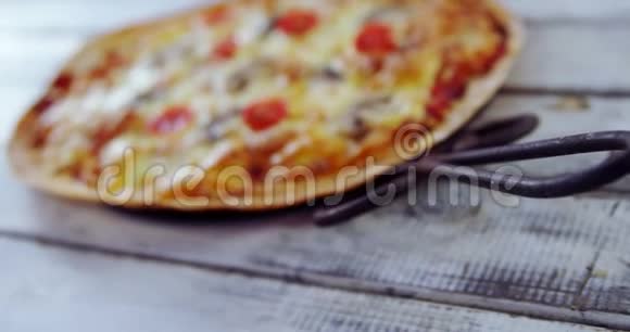 在平底锅上烤披萨视频的预览图