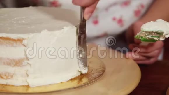 女孩正在往蛋糕边抹奶油视频的预览图