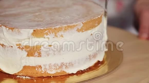 厨师用奶油润滑蛋糕把蛋糕画得整齐视频的预览图