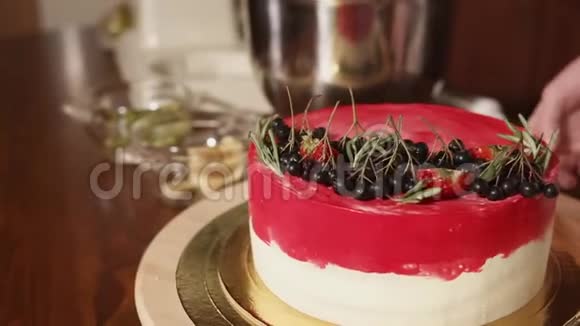 蛋糕与浆果厨师扭曲和演示在一个木制托盘视频的预览图
