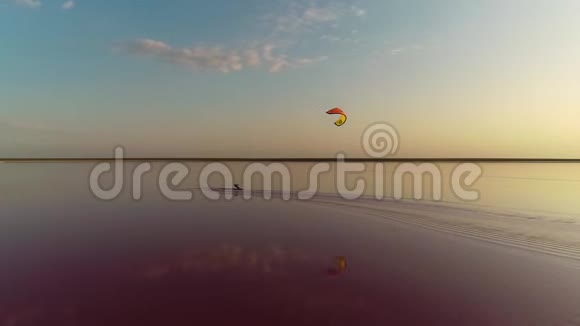 日落时用无人机橙色训练风筝在天空背景下拍摄滑块视频的预览图
