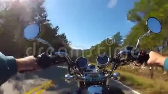 骑在摩托车上的胸部摄像头视频的预览图
