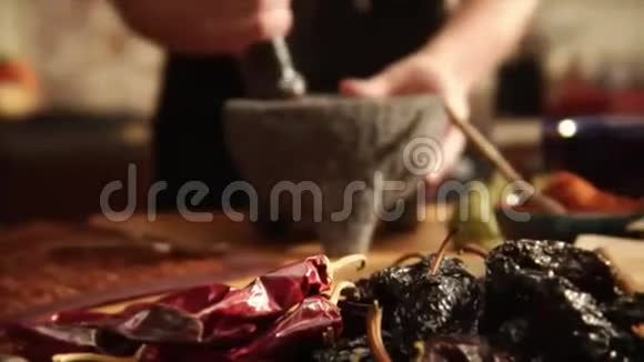 厨师用灰泥和杵磨碎墨西哥香料视频的预览图
