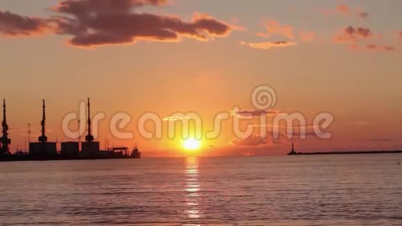 傍晚的海港夏日背景下美丽的金色夕阳视频的预览图