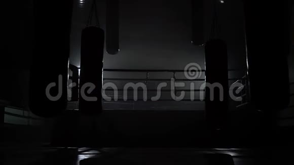 健身房和无人陪伴的晚上视频的预览图