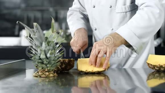 厨师用手慢动作切菠萝厨师亲手切碎新鲜水果视频的预览图